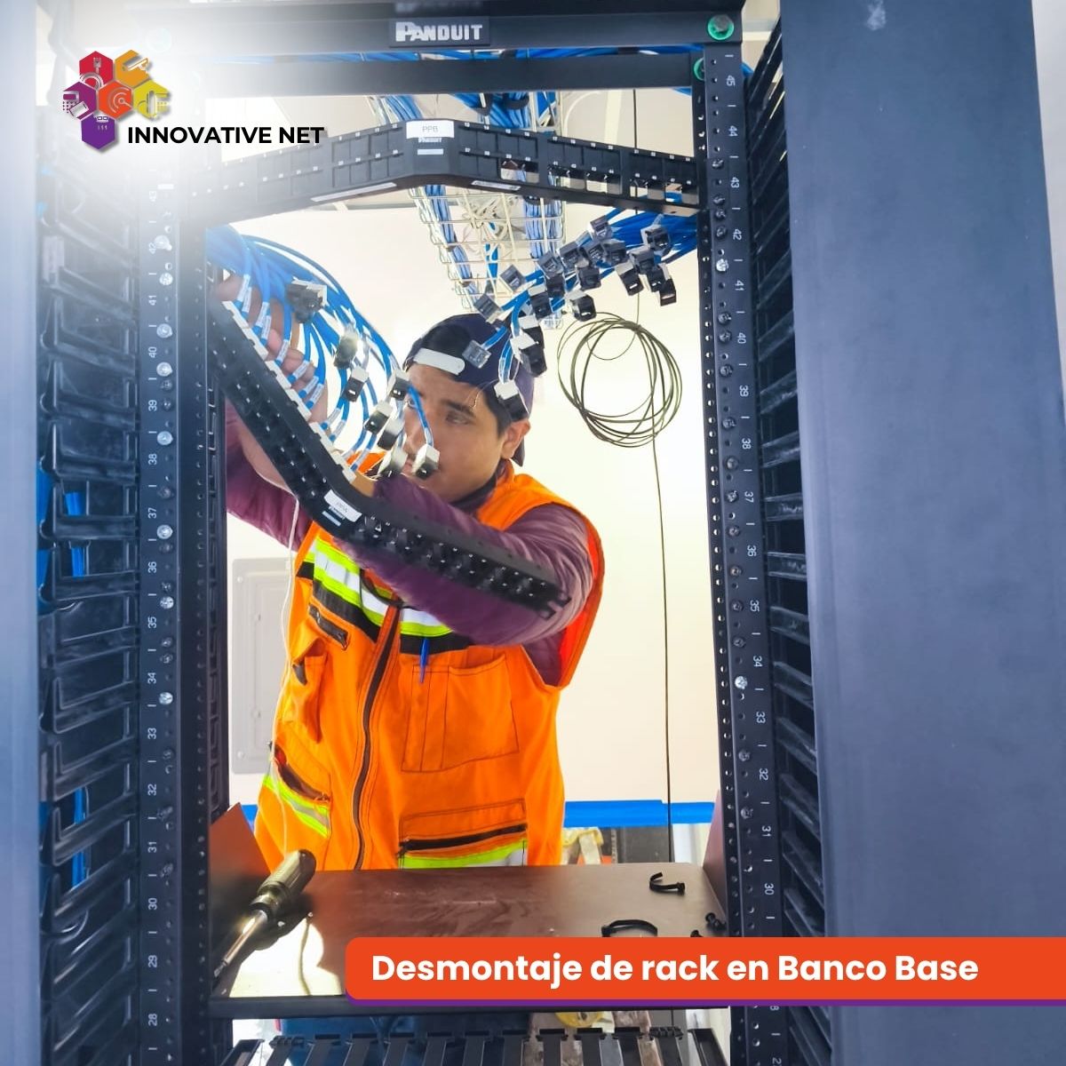 Técnico de InnovativeNet trabajando en infraestructura de red