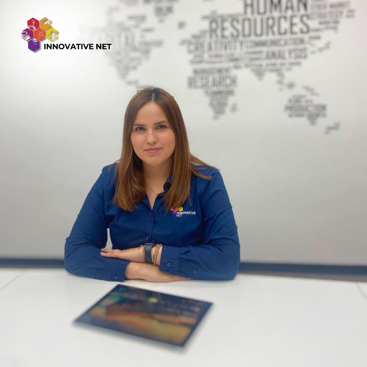 Colaboradora de InnovativeNet en sala de reuniones