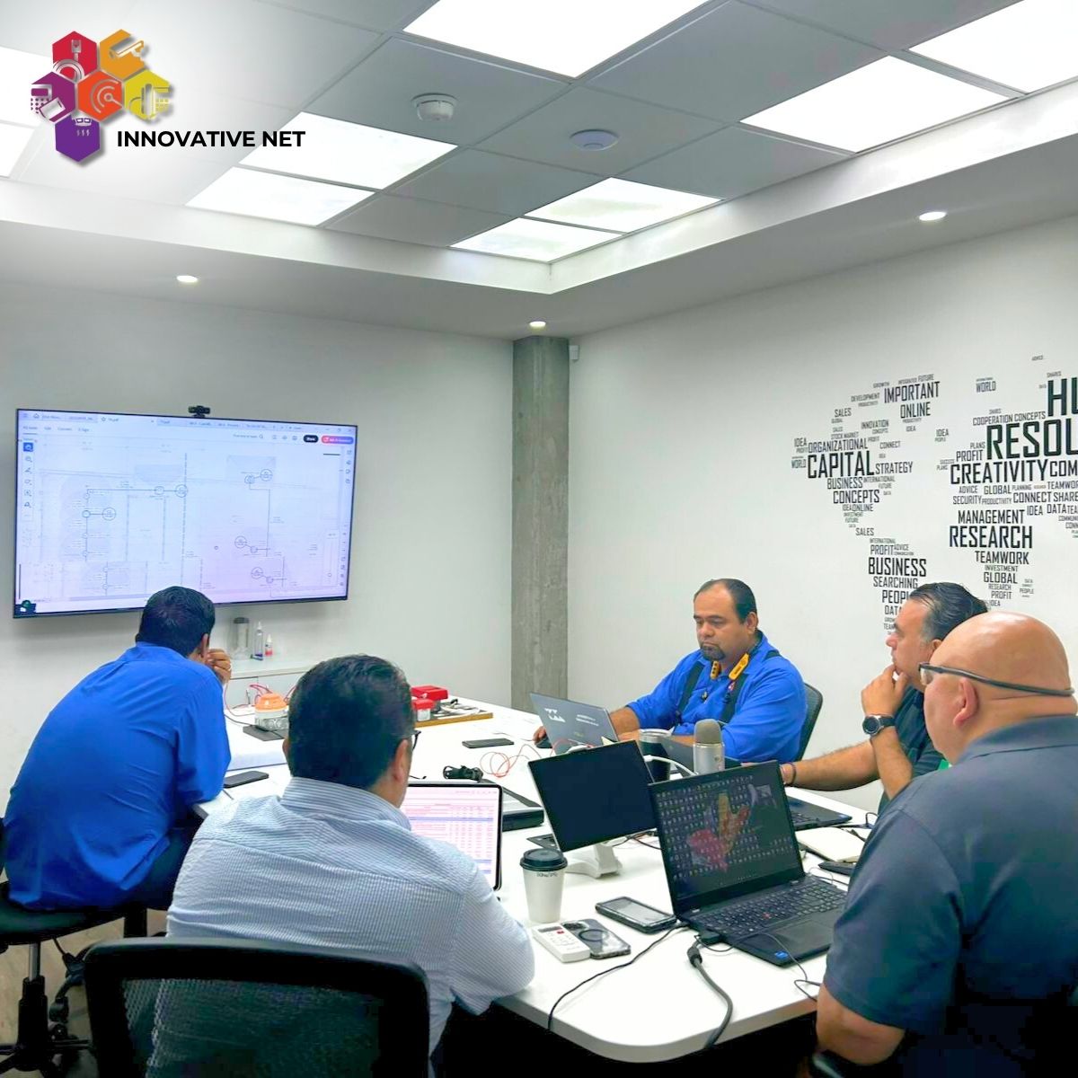 Equipo de InnovativeNet en reunión de planeación